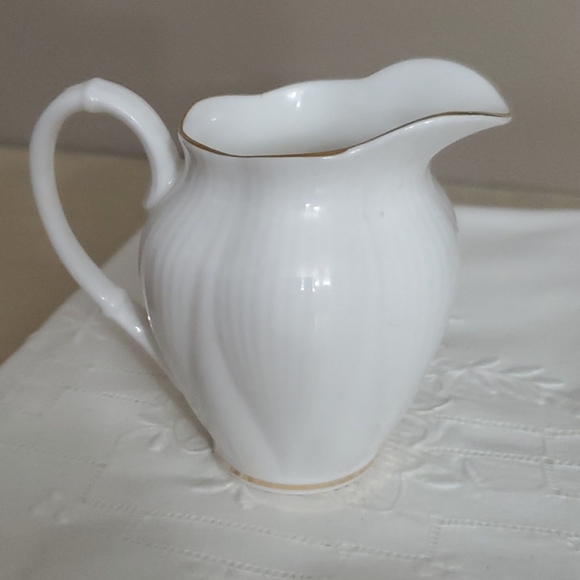 Vinyage Royal Albert Bone China - Picture 2 of 4